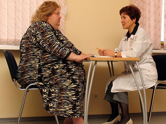 Op consultatie van een fleboloog, een patiënt met spataderen veroorzaakt door obesitas
